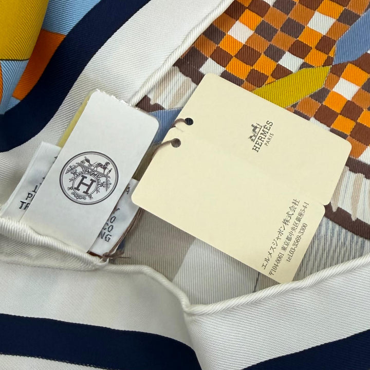 未使用品★HERMES エルメス カレ90 La Selle Imaginaire 空想の鞍 シルク100％ BLANC/BLEU/BRUN スカーフ フランス製 レディース 箱付き