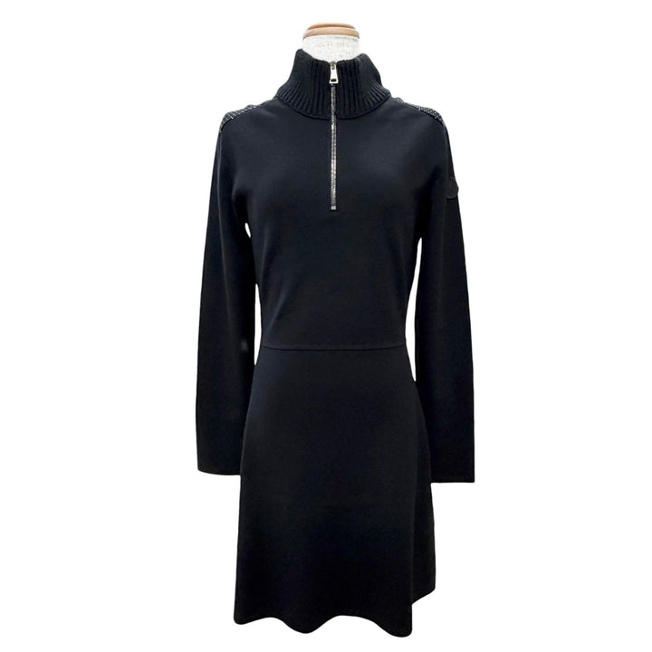 未使用△MONCLER モンクレール 2023年 I20939L00004 ロゴワッペン ミニスタッズ ハーフジップ 長袖 ニット ワンピース ブラック S 正規品