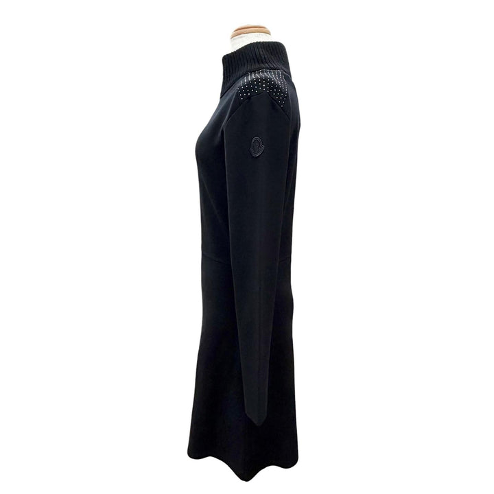 未使用△MONCLER モンクレール 2023年 I20939L00004 ロゴワッペン ミニスタッズ ハーフジップ 長袖 ニット ワンピース ブラック S 正規品