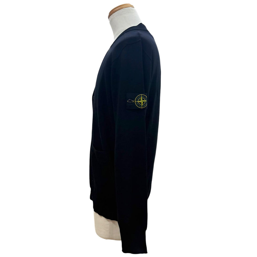極美品▼STONE ISLAND ストーンアイランド 24AW 8115511C4 ウール100% ワッペン付 ロゴ入りボタン Vネック ニット カーディガン M 正規品