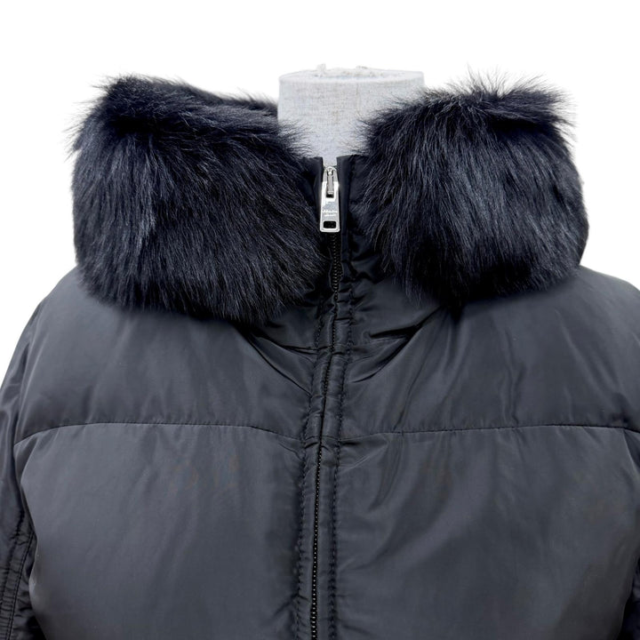 極美品☆PRADA プラダ 2025年製 29E117 トライアングルロゴ シープスキンファー・フード付 ZIP UP ダウンコート ブラック 42 正規品
