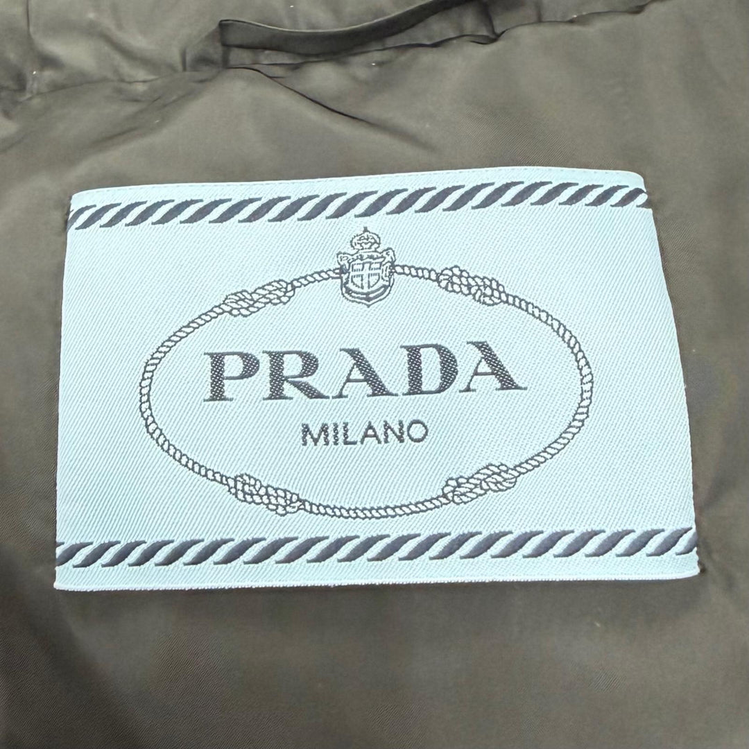 極美品☆PRADA プラダ 2025年製 29E117 トライアングルロゴ シープスキンファー・フード付 ZIP UP ダウンコート ブラック 42 正規品