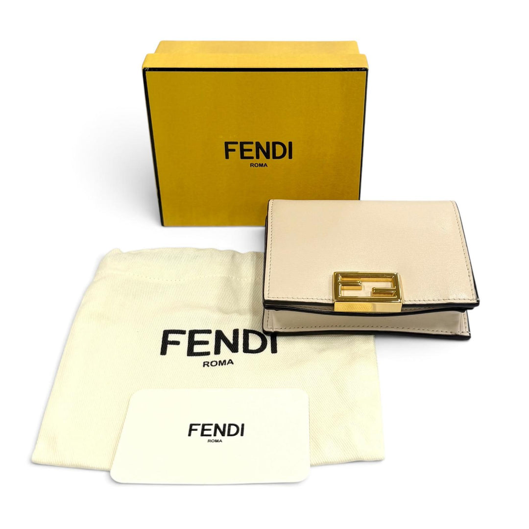極美品★FENDI フェンディ 8M0420 FF金具 裏地ペカン レザー スモールウォレット 二つ折り財布 ベージュ ゴールド金具 伊製 箱・保存袋付