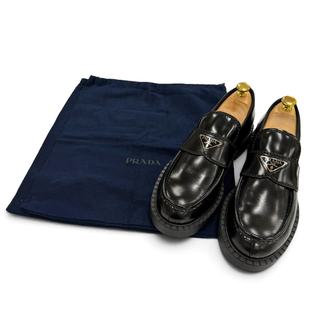 極美品▼PRADA プラダ 2DE127 ブラッシュドレザー チョコレート トライアングルロゴ 三角プレート ローファー ブラック 7 保存袋付き