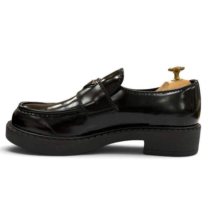 極美品▼PRADA プラダ 2DE127 ブラッシュドレザー チョコレート トライアングルロゴ 三角プレート ローファー ブラック 7 保存袋付き