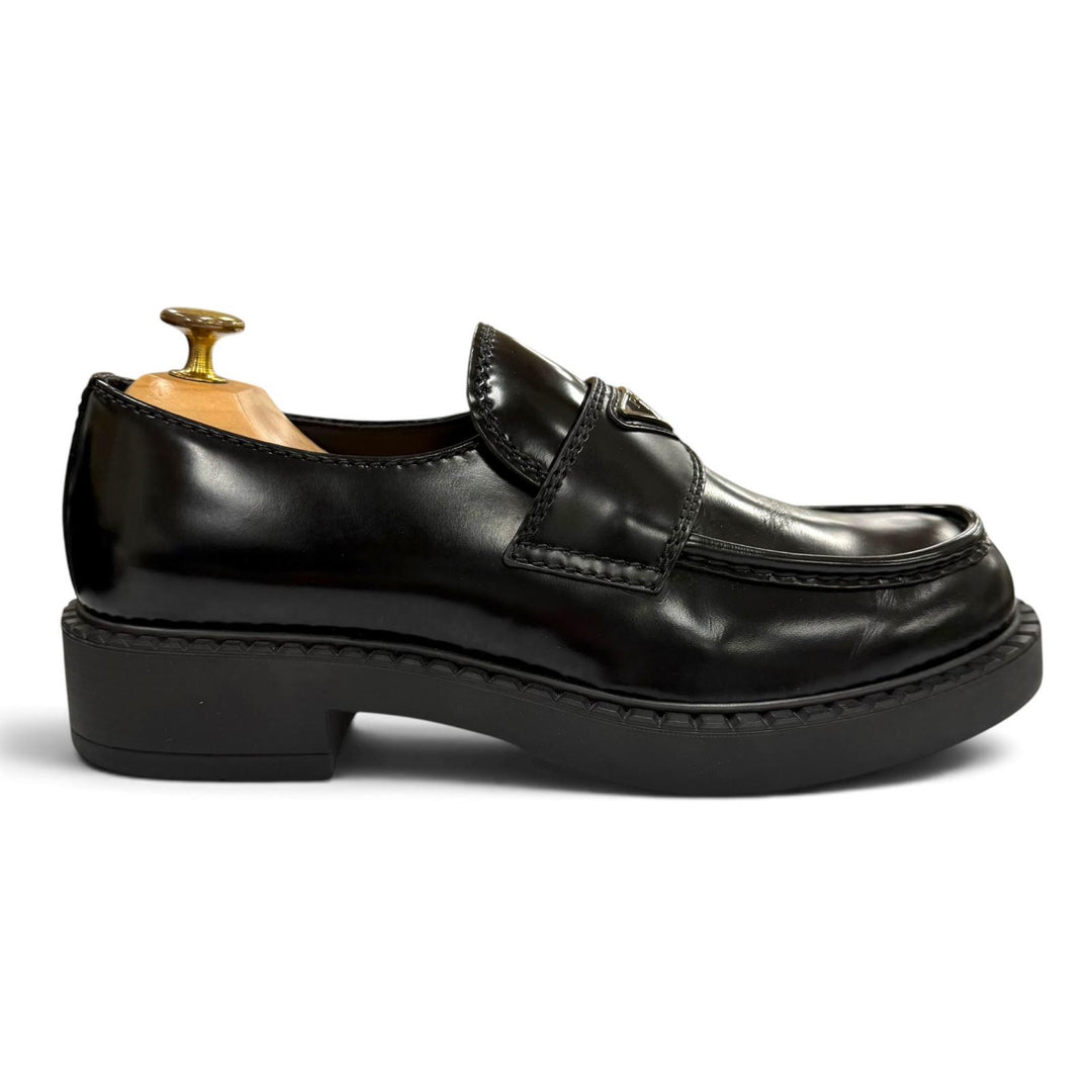 極美品▼PRADA プラダ 2DE127 ブラッシュドレザー チョコレート トライアングルロゴ 三角プレート ローファー ブラック 7 保存袋付き