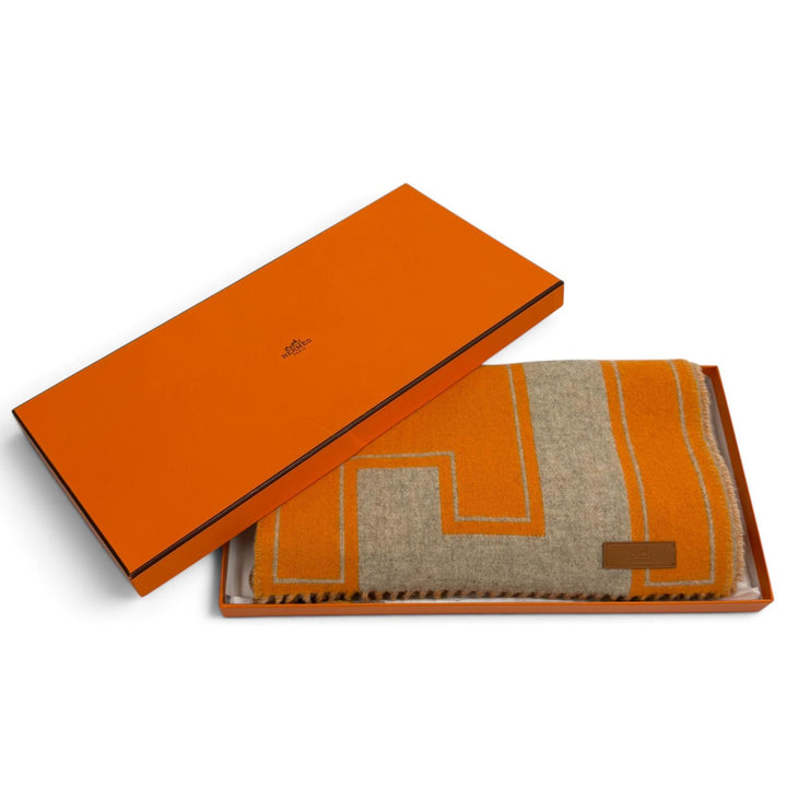 極美品★HERMES エルメス マフラー クレ ドゥ H カシミヤ100％ ベージュ シネ / オレンジ レザーロゴパッチ付 フリンジ マフラー 箱付き