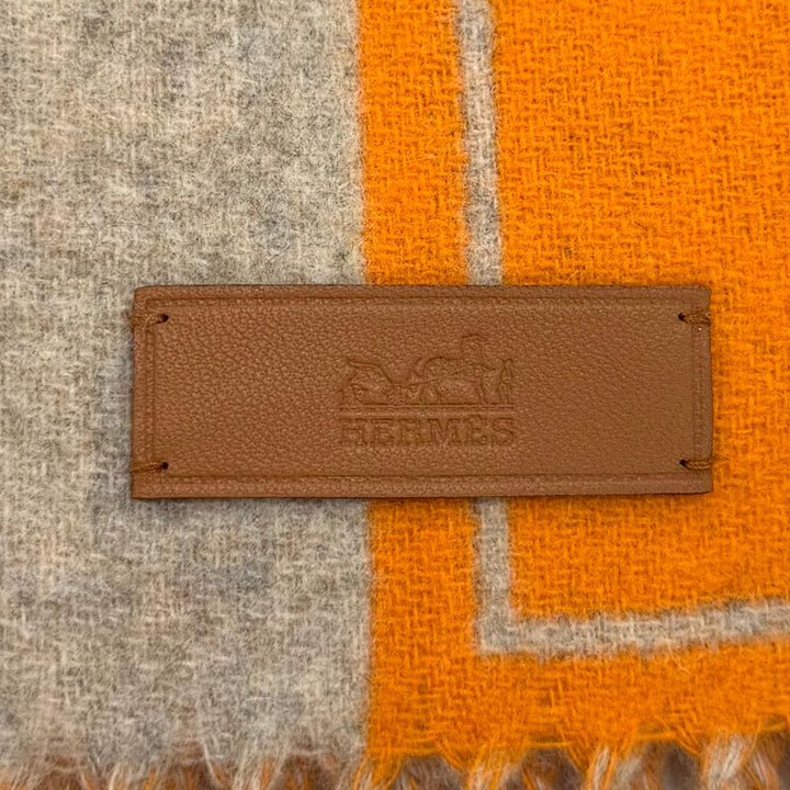 極美品★HERMES エルメス マフラー クレ ドゥ H カシミヤ100％ ベージュ シネ / オレンジ レザーロゴパッチ付 フリンジ マフラー 箱付き