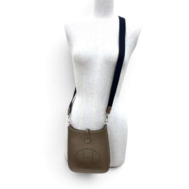 未使用品☆HERMES エルメス エブリン TPM トリヨンクレマンス エトゥープ ブルーインディゴ シルバー金具 ショルダーバッグ K刻印 仏製