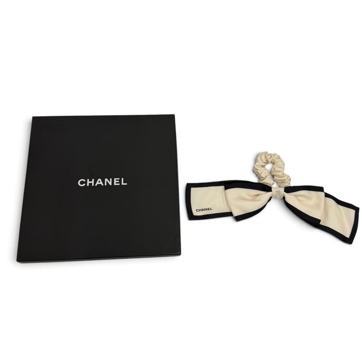 極美品☆CHANEL シャネル 22V シルク100％ カメリア ロゴ入り シュシュ ヘアアクセサリー ホワイト ブラック イタリア製 レディース 箱付