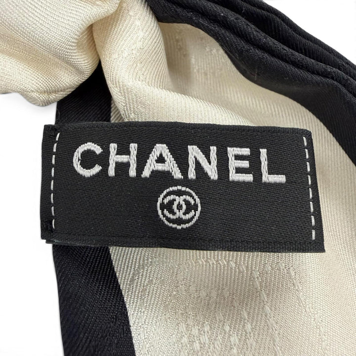 極美品☆CHANEL シャネル 22V シルク100％ カメリア ロゴ入り シュシュ ヘアアクセサリー ホワイト ブラック イタリア製 レディース 箱付