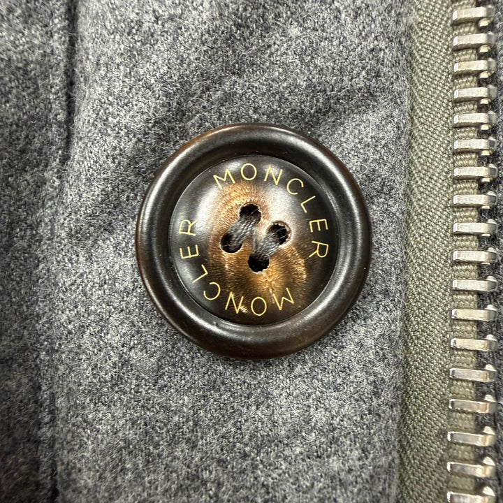 極美品▼MONCLER モンクレール VILAINE ウール100% ファー付き ロゴ入りボタン フーデッド ダウンジャケット グレー 2 正規品 メンズ