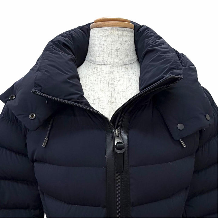 美品△MACKAGE マッカージュ 11122606-2A FARREN ファレン ロゴパッチ レザートリミング フーデッド ロングダウンコート 紺色 M 正規品