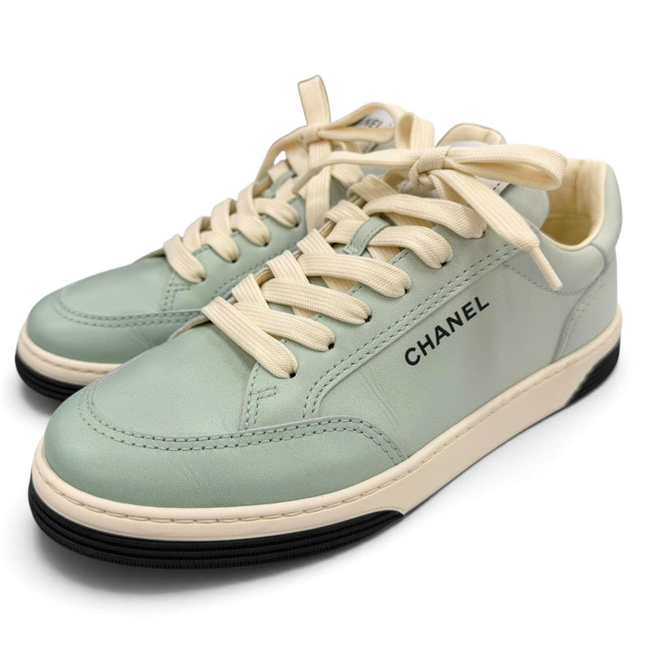極美品☆CHANEL シャネル 24K G46078 ロゴ入り レースアップ レザー ローカットスニーカー ミントグリーン 39 伊製 レディース メンズ
