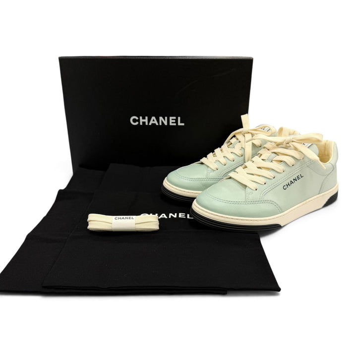 極美品☆CHANEL シャネル 24K G46078 ロゴ入り レースアップ レザー ローカットスニーカー ミントグリーン 39 伊製 レディース メンズ