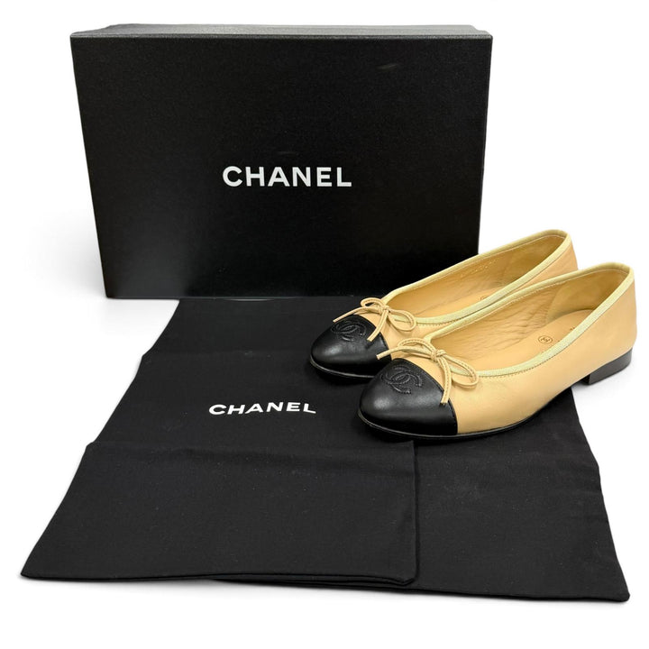 美品★CHANEL シャネル G02819 バレリーナ リボン付 ココマーク刺繍 レザー フラットパンプス ベージュ ブラック 34 箱・保存袋付