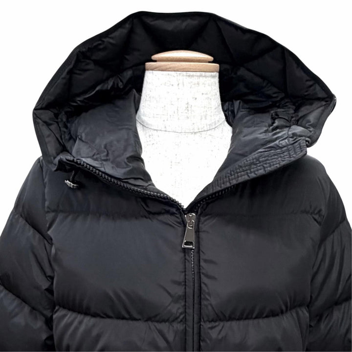 極美品△MONCLER モンクレール 25AW AVOCE ロゴワッペン フード付き ショートダウンジャケット ブラック 1 正規品 ガーメント ハンガー付