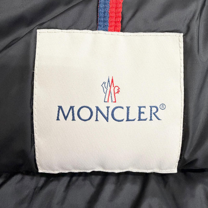 極美品△MONCLER モンクレール 25AW AVOCE ロゴワッペン フード付き ショートダウンジャケット ブラック 1 正規品 ガーメント ハンガー付