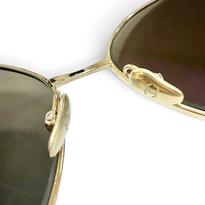 美品△CHANEL シャネル 4274-Q ロゴチェーン付き ココマーク バタフライシェイプ サングラス ゴールド ブラウン系 59□16 135 デモレンズ