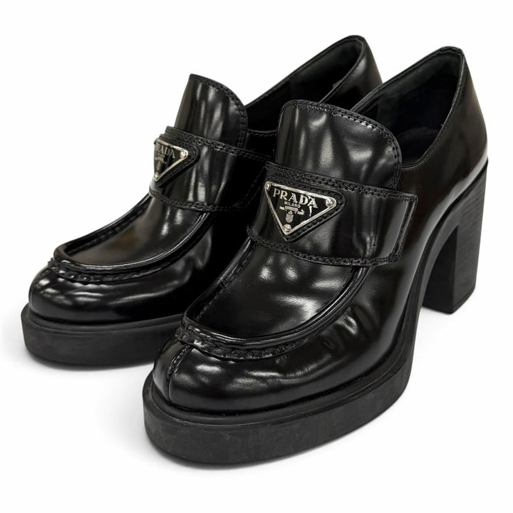 美品★PRADA プラダ チョコレート トライアングルロゴプレート ブラッシュドレザー ローファー ブラック 35.5 イタリア製 レディース