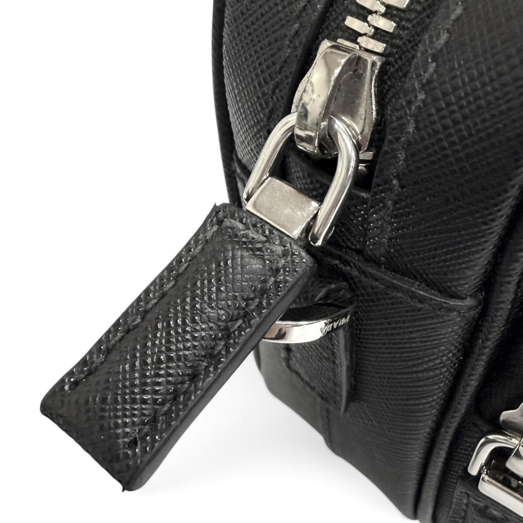 極美品□PRADA プラダ 2VH170 サフィアーノレザー トライアングルロゴ ショルダーバッグ ブラック イタリア製 メンズ 定価462000円