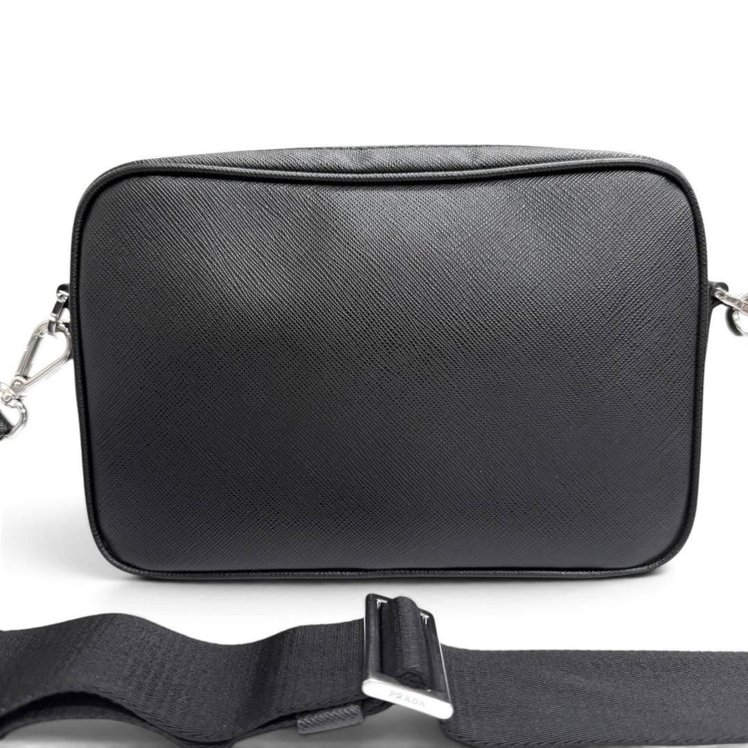 極美品□PRADA プラダ 2VH170 サフィアーノレザー トライアングルロゴ ショルダーバッグ ブラック イタリア製 メンズ 定価462000円
