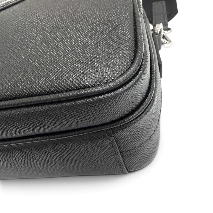 極美品□PRADA プラダ 2VH170 サフィアーノレザー トライアングルロゴ ショルダーバッグ ブラック イタリア製 メンズ 定価462000円