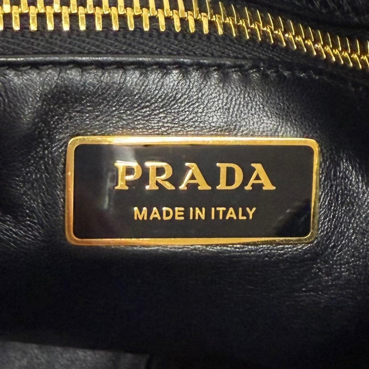 極美品★PRADA プラダ 1BC228 プラダ エメ ラージ ソフトグレインレザー ショルダーバッグ トライアングルロゴ 定価539000円 保存袋付き