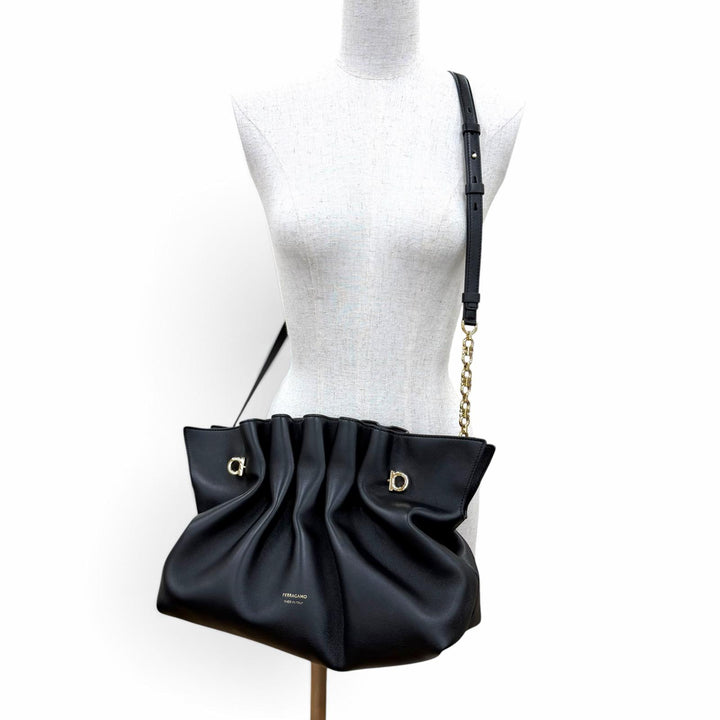 美品☆FERRAGAMO フェラガモ 219960 ガンチーニ ソフトバッグ M ラムナッパレザー 2WAYショルダーバッグ トートバッグ 黒 定価396000円
