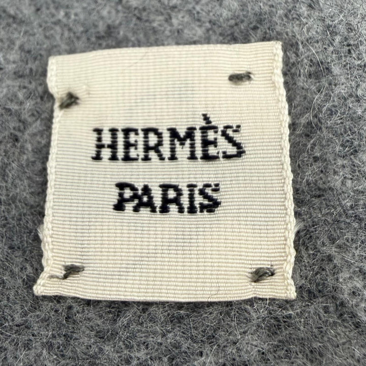 美品☆HERMES エルメス カシミヤ100％ ロゴ刺繍 フリンジ付 大判ショール マフラー グレー イングランド製 レディース