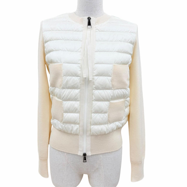 極美品☆MONCLER モンクレール 2023年製 I20939B51000 CARDIGAN ロゴワッペン ニット切替 ダウンジャケット アイボリー XS 正規品 保袋付