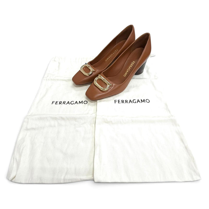未使用品△FERRAGAMO フェラガモ ガンチーニロゴ金具 スクエアトゥ レザー パンプス ブラウン ゴールド金具 6.5 イタリア製 保存袋付き