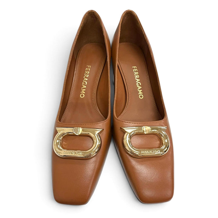 未使用品△FERRAGAMO フェラガモ ガンチーニロゴ金具 スクエアトゥ レザー パンプス ブラウン ゴールド金具 6.5 イタリア製 保存袋付き