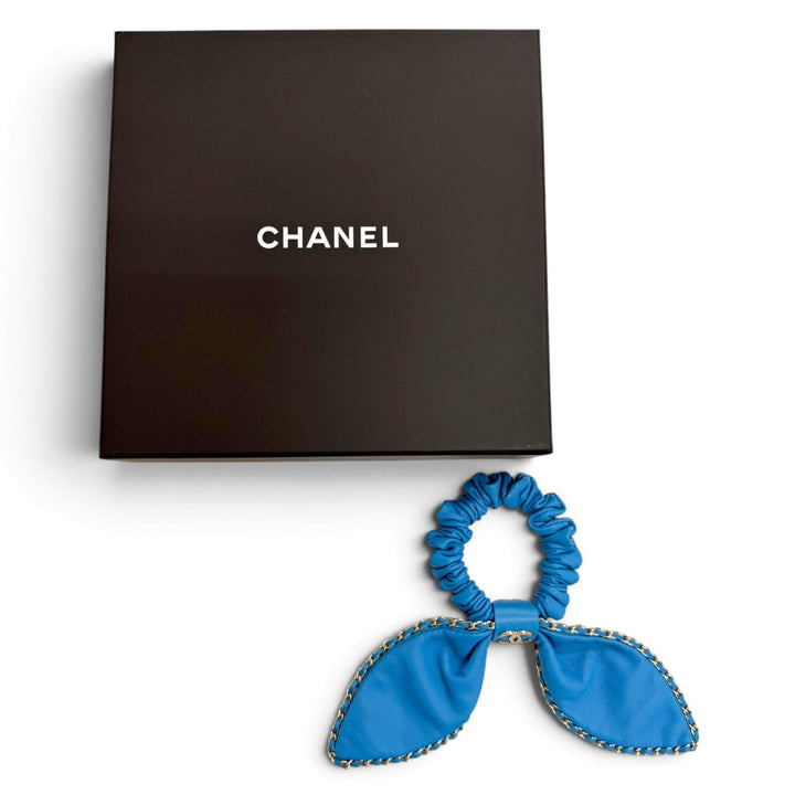 未使用品△CHANEL シャネル AA8258 A22S レザー ココマーク リボン チェーン シュシュ ヘアゴム ヘアアクセサリー ブルー ゴールド金具