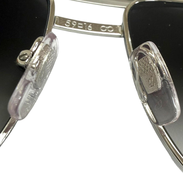 極美品□LOUIS VUITTON ルイヴィトン 2026年製 Z0260U サングラス・アティテュード 現行品 アルジャン 59□16-140 デモレンズ イタリア製
