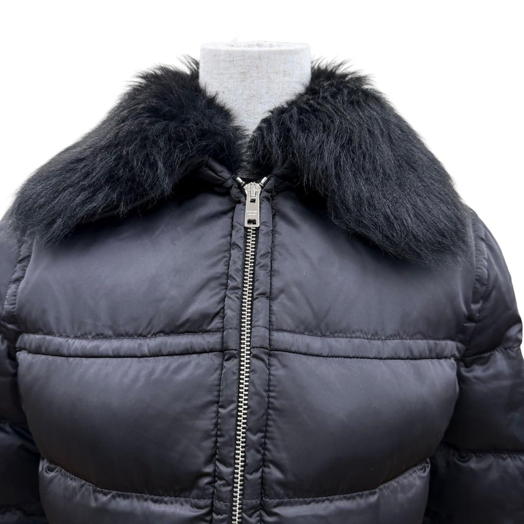 美品☆PRADA プラダ 2020年製 291796 シープファー トライアングルロゴ ZIP UP ダウンジャケット ブラック 38 伊製 正規品 レディース