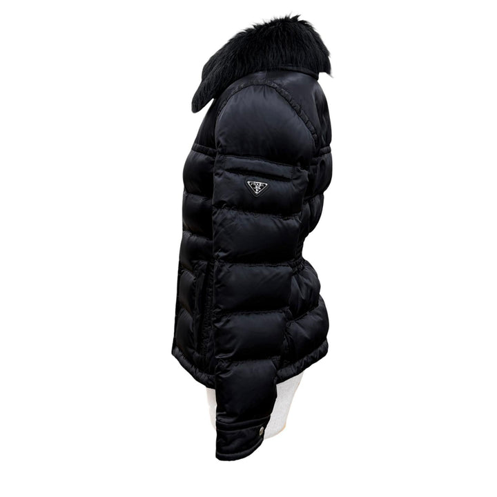 美品☆PRADA プラダ 2020年製 291796 シープファー トライアングルロゴ ZIP UP ダウンジャケット ブラック 38 伊製 正規品 レディース