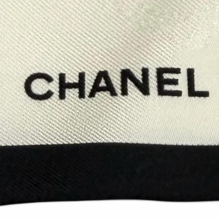 極美品★CHANEL シャネル 21S シルク100％ ロゴ入り カメリア リボン シュシュ ヘアアクセサリー アイボリー ブラック イタリア製