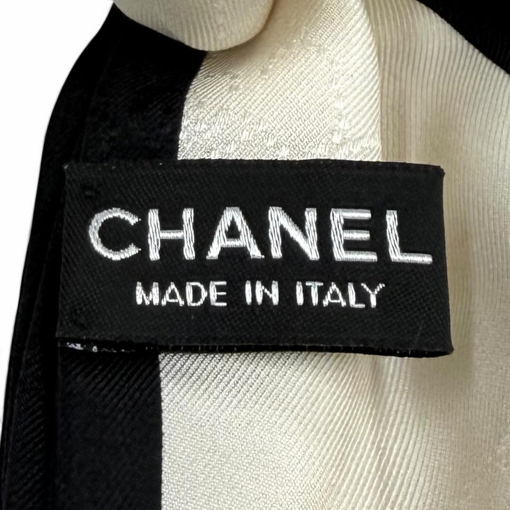 極美品★CHANEL シャネル 21S シルク100％ ロゴ入り カメリア リボン シュシュ ヘアアクセサリー アイボリー ブラック イタリア製