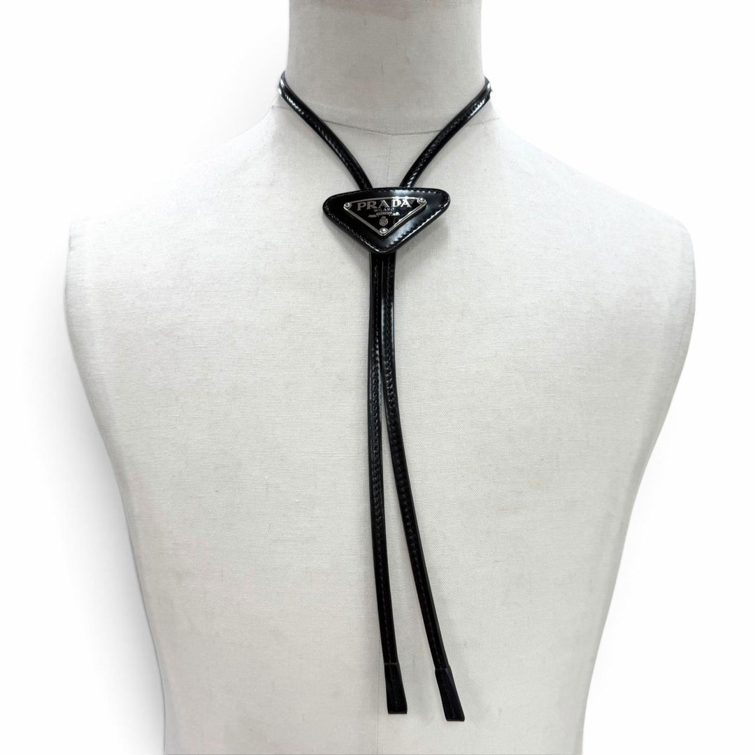 美品▼PRADA プラダ パテントレザー トライアングルプレート 三角プレート ボロタイ ループタイ ネックレス ブラック シルバー メンズ