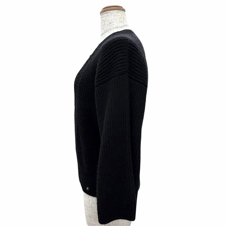 極美品△CHANEL シャネル P50069K06343 カシミヤ100％ ココマーク ライオン金具 カメリアデザイン 長袖 ニット セーター 黒 38 正規品