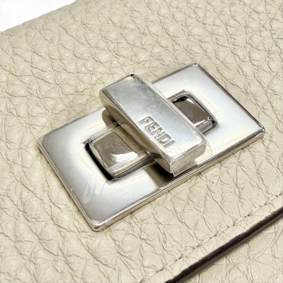 未使用品△FENDI フェンディ 8M0426 セレリア レザー コンパクトウォレット 三つ折り財布 アイボリー シルバー金具 レディース 箱 袋付き