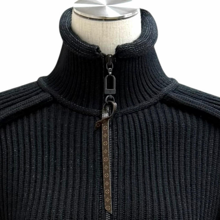 極美品★LOUIS VUITTON ルイヴィトン 25SS ウール混 レザーロゴパッチ モノグラム ハーフジップ リブニット ブラック XS 伊製 正規品