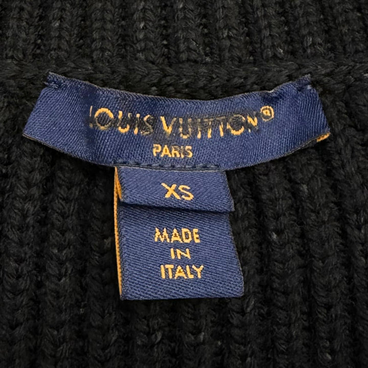 極美品★LOUIS VUITTON ルイヴィトン 25SS ウール混 レザーロゴパッチ モノグラム ハーフジップ リブニット ブラック XS 伊製 正規品