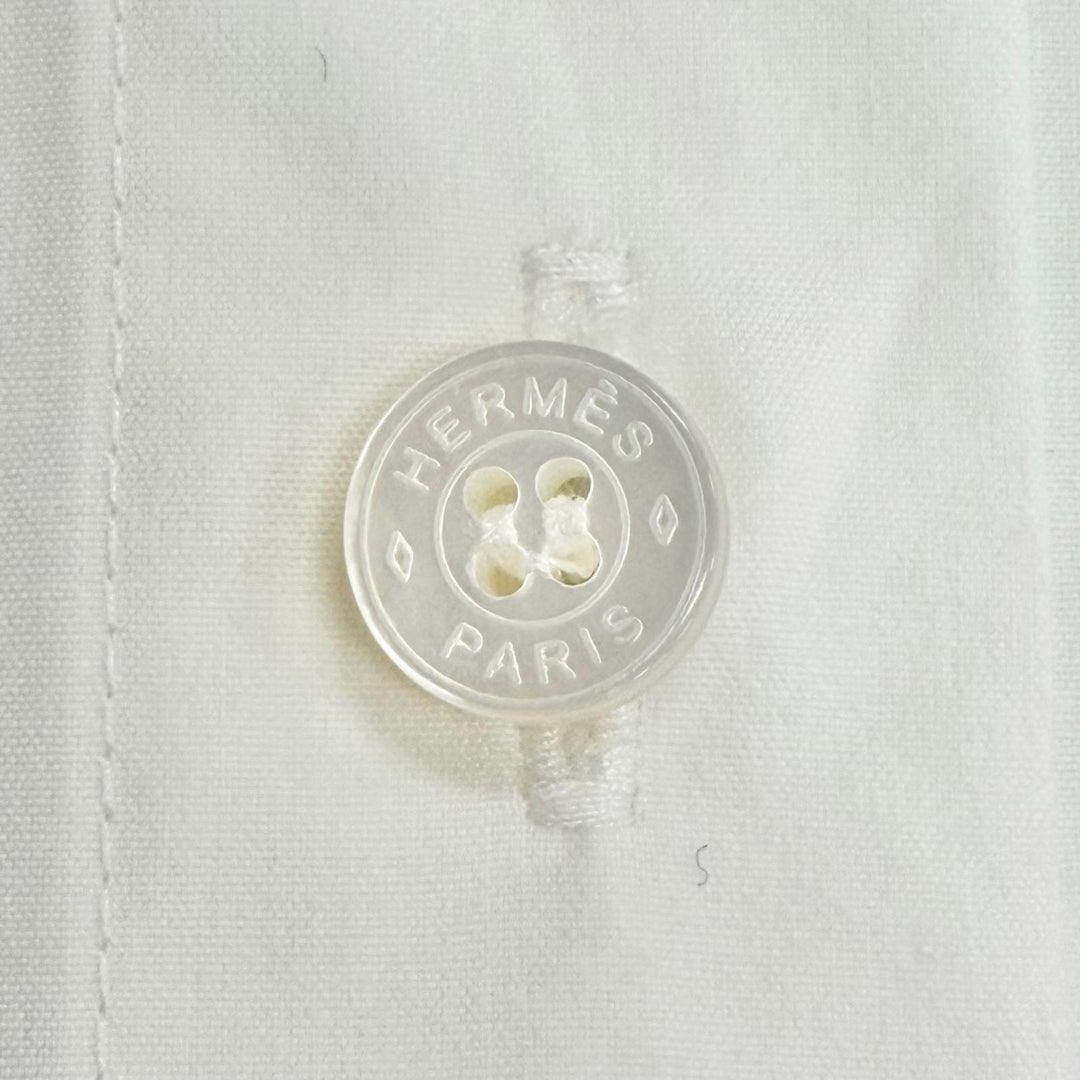 極美品△HERMES エルメス 23SS 3E0638DT カレーシュ コットン100％ ロゴボタン 長袖シャツ ホワイト 36 フランス製 レディース