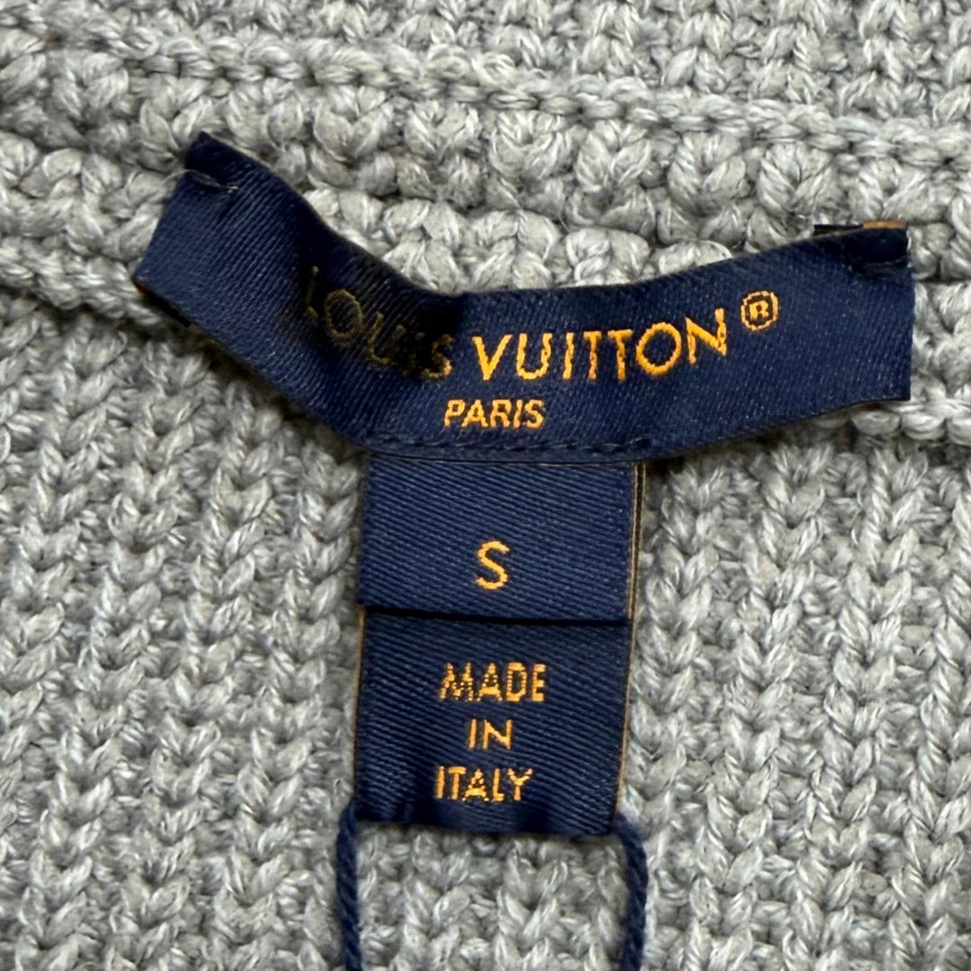 未使用品★LOUIS VUITTON ルイヴィトン 24AW ウール混 レザーロゴパッチ サイドジップ 台形 ニット ミニスカート グレー S 伊製 正規品