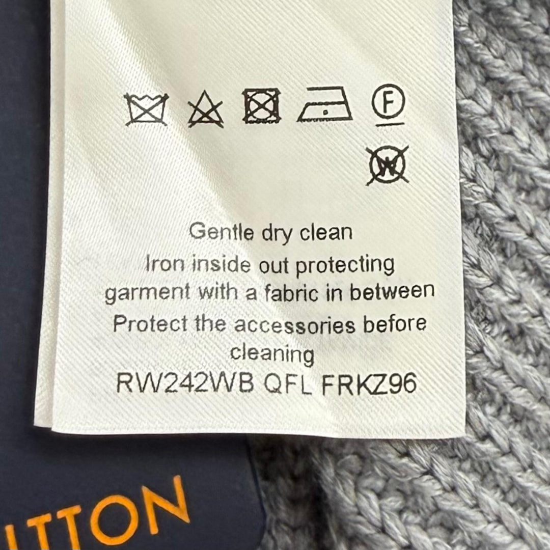 未使用品★LOUIS VUITTON ルイヴィトン 24AW ウール混 レザーロゴパッチ サイドジップ 台形 ニット ミニスカート グレー S 伊製 正規品