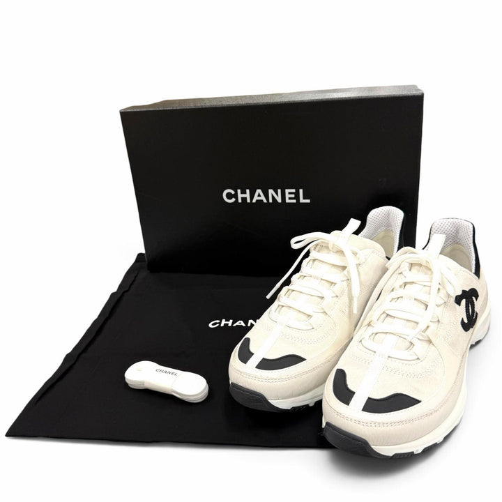 未使用品▼CHANEL シャネル G47011 スウェードレザー ココマーク ローカットスニーカー ホワイト 43 イタリア製 メンズ 箱・保存袋付き