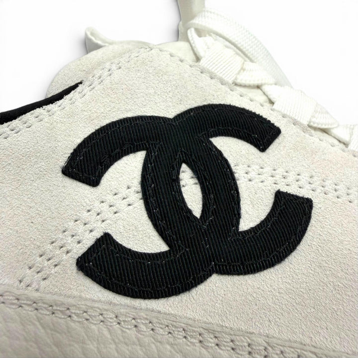未使用品▼CHANEL シャネル G47011 スウェードレザー ココマーク ローカットスニーカー ホワイト 43 イタリア製 メンズ 箱・保存袋付き