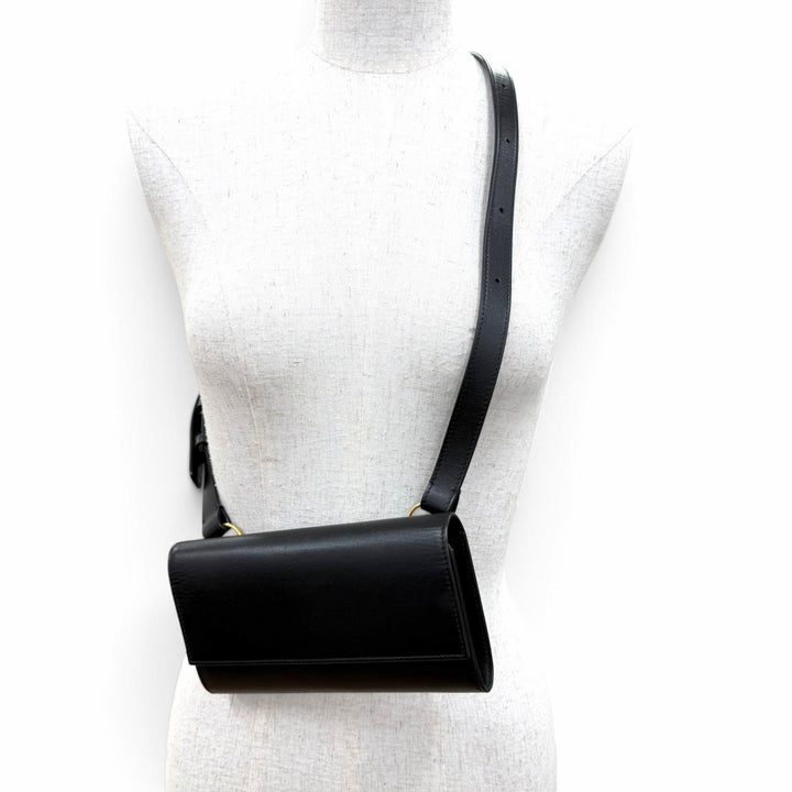 極美品☆THE ROW ザロウ W1747 L42 BELT FLAP BAG ロゴ刻印 ショルダーバッグ ブラック イタリア製 レディース 保存袋付き